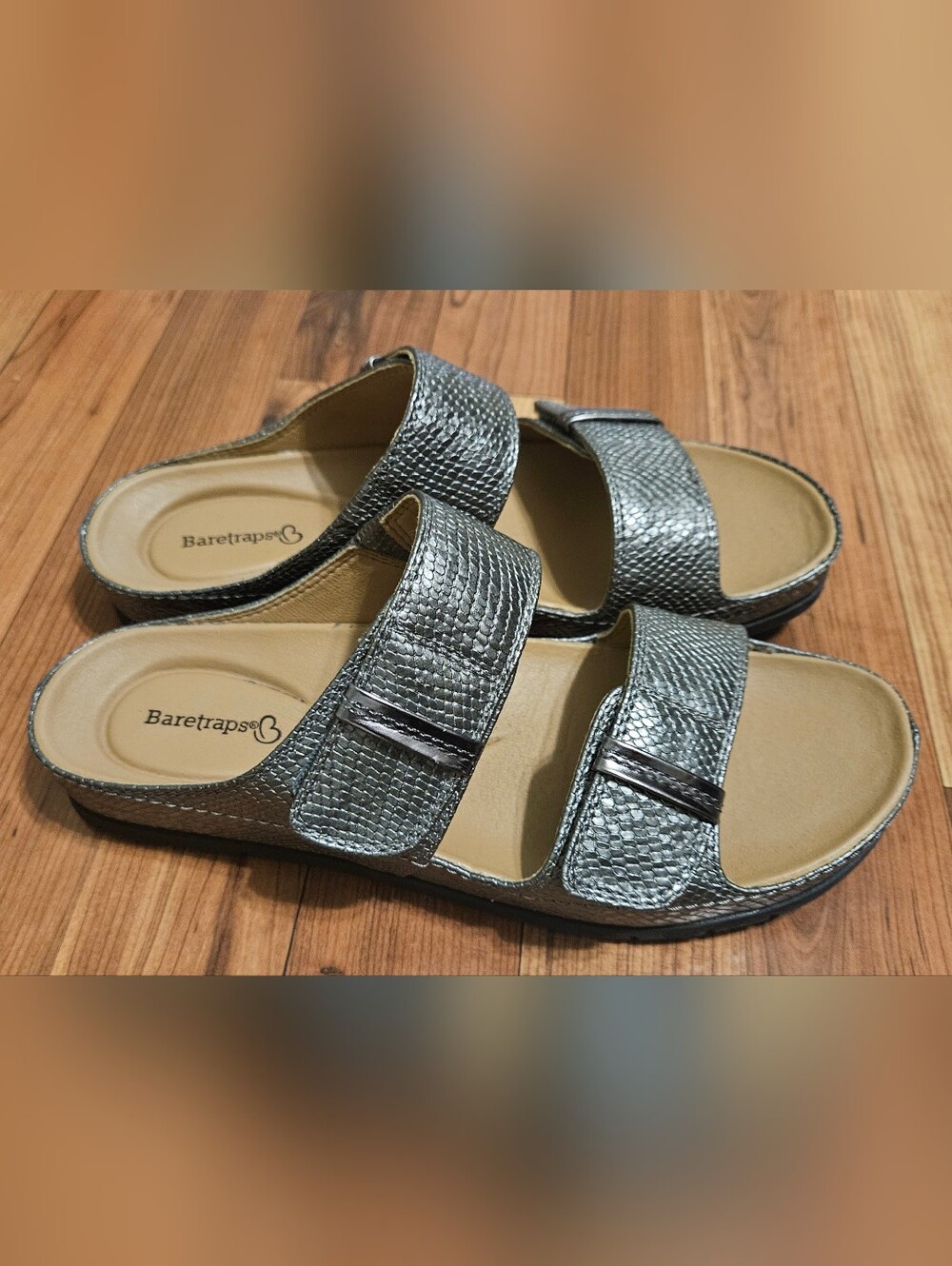 Baretraps - Women’s 8 1/2 M - Metallic Silver Textured Comfort Slide Sandals